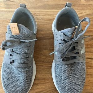 New balance tennis shoes, size 10, good condition